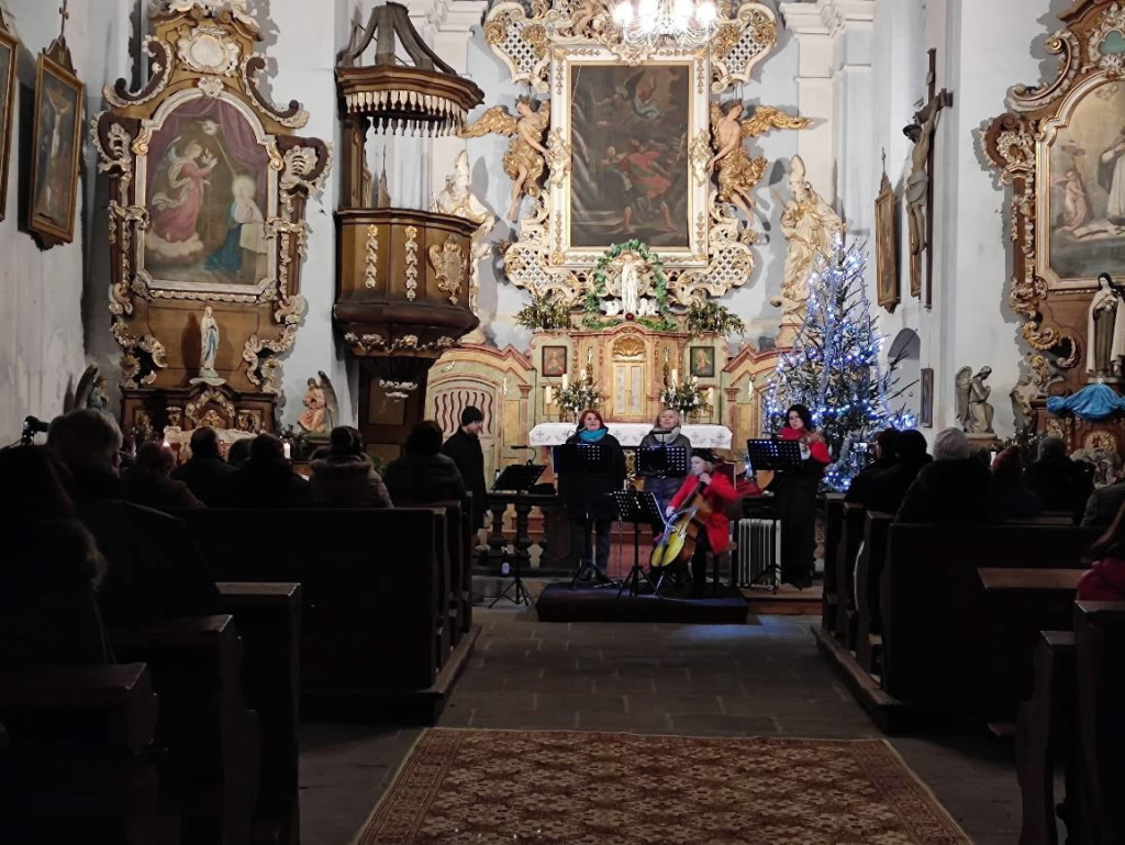 Tříkrálový koncert v Bosni pomohl Davídkovi Koškovi z Mnichova Hradiště. Foto: obec Boseň