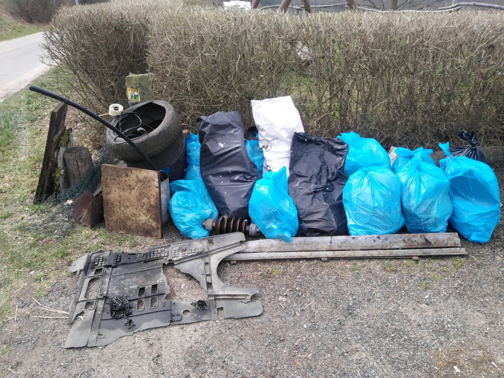 Na Sychrově nasbírali 300 kg odpadu, z toho odhadem 20 kg k recyklaci. Foto: osadní výbor