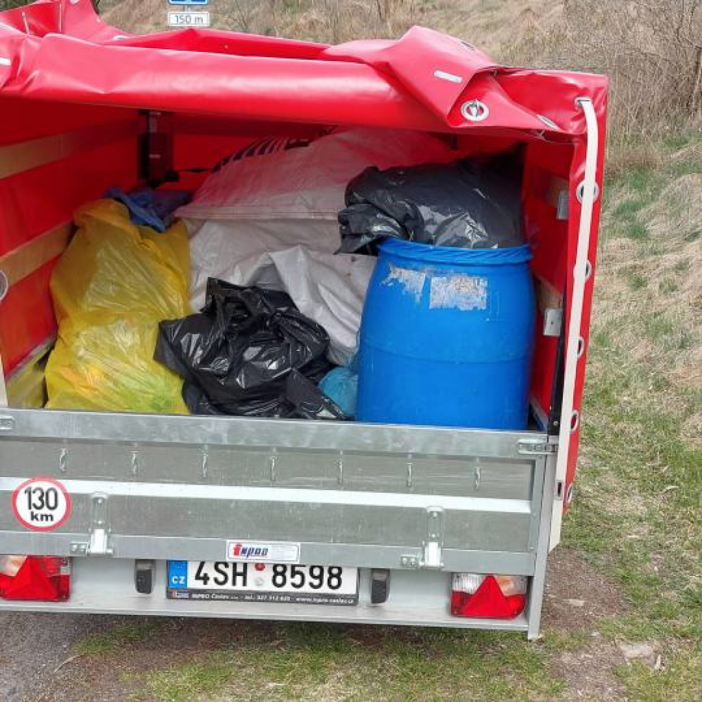 V Rokyté dobrovolníci sebrali 150 kg odpadků, nárazník od osobního auta, 40 kg železa a dvě pneumatiky. Foto: obec