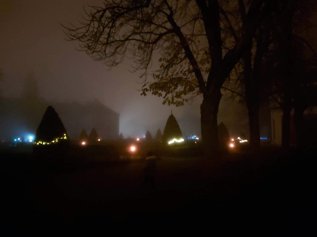 Magický příběh byl umocněn pravým bludičkovým počasím – mlha dodala této pohádkové hře dokonalou atmosféru. Foto: Jitka Bartošová