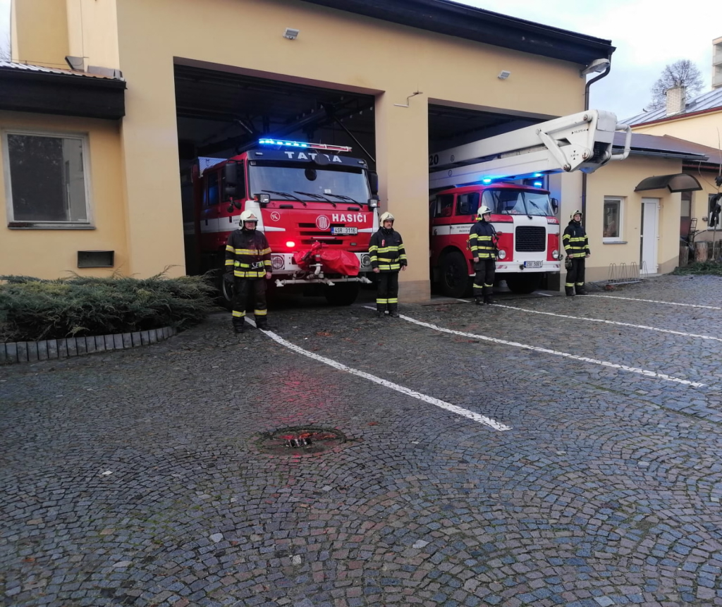 Minutu ticha drželi hasiči z Mnichova Hradiště. Foto: JSDH Mnichovo Hradiště