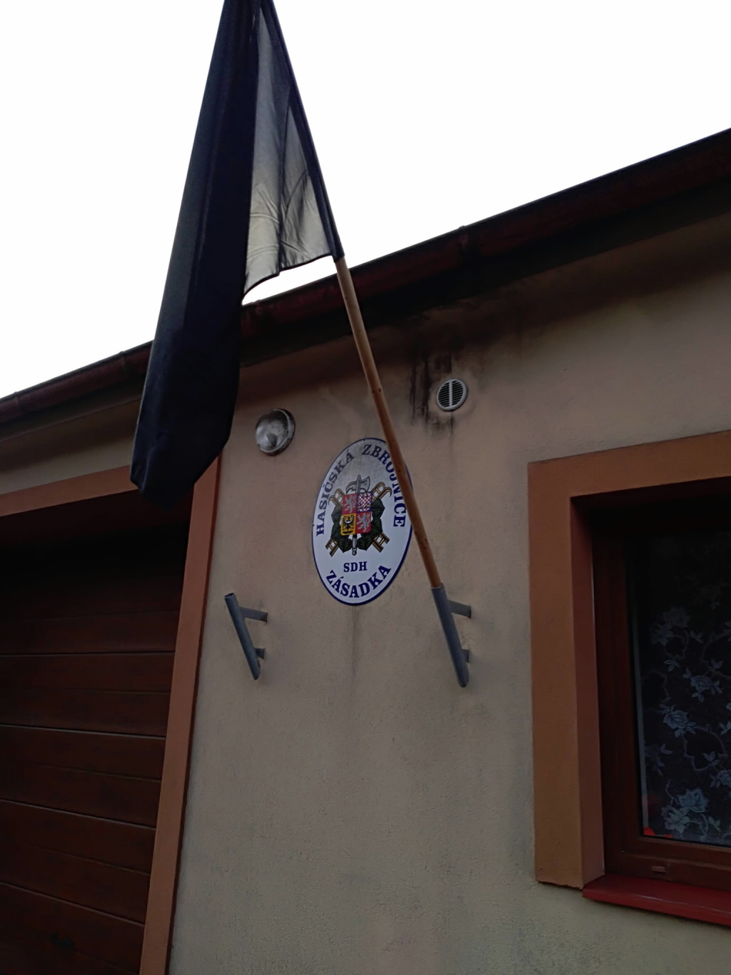 Černá vlajka zavlála na zbrojnici v Zásadce u Bosně. Foto: SDH Zásadka