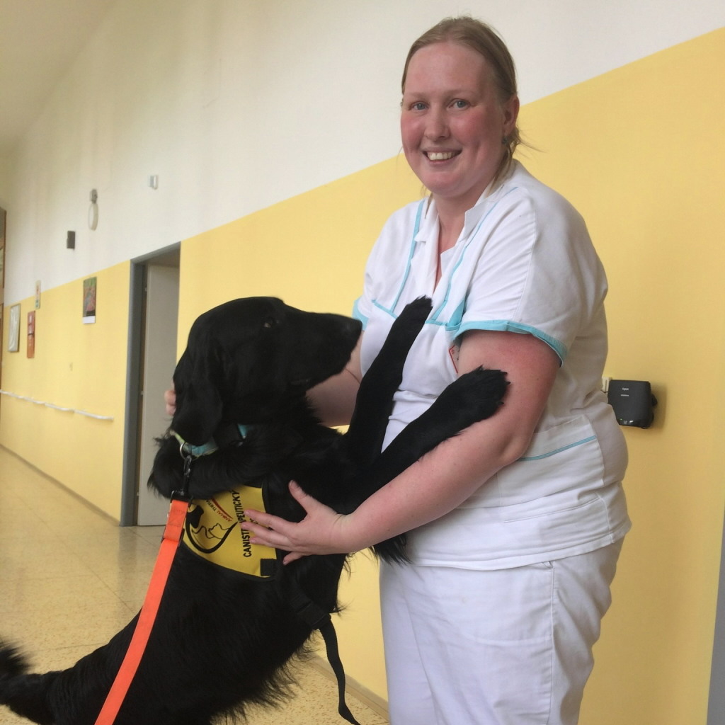 Dobrovolníci se psy vyrazili za pacienty na oddělení následné péče. Foto: Klaudiánova nemocnice