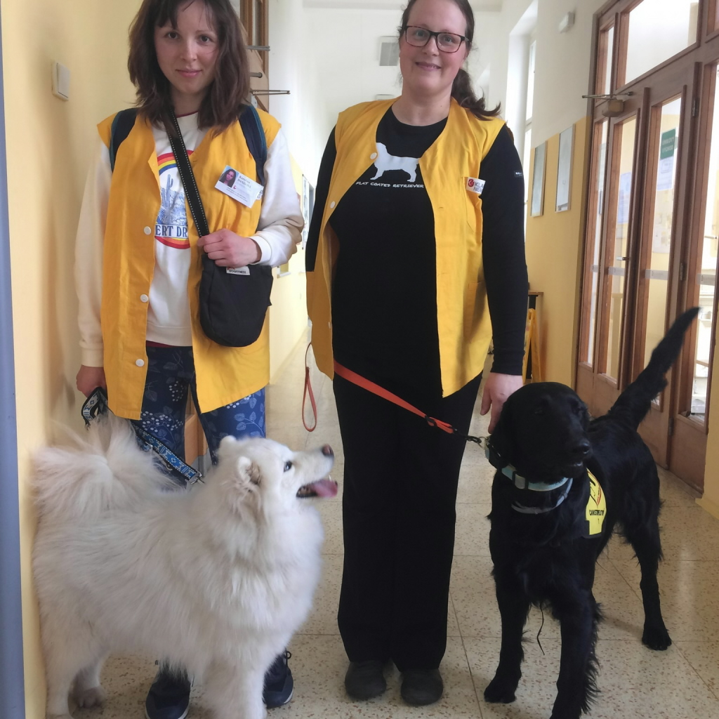 Dobrovolníci se psy vyrazili za pacienty na oddělení následné péče. Foto: Klaudiánova nemocnice