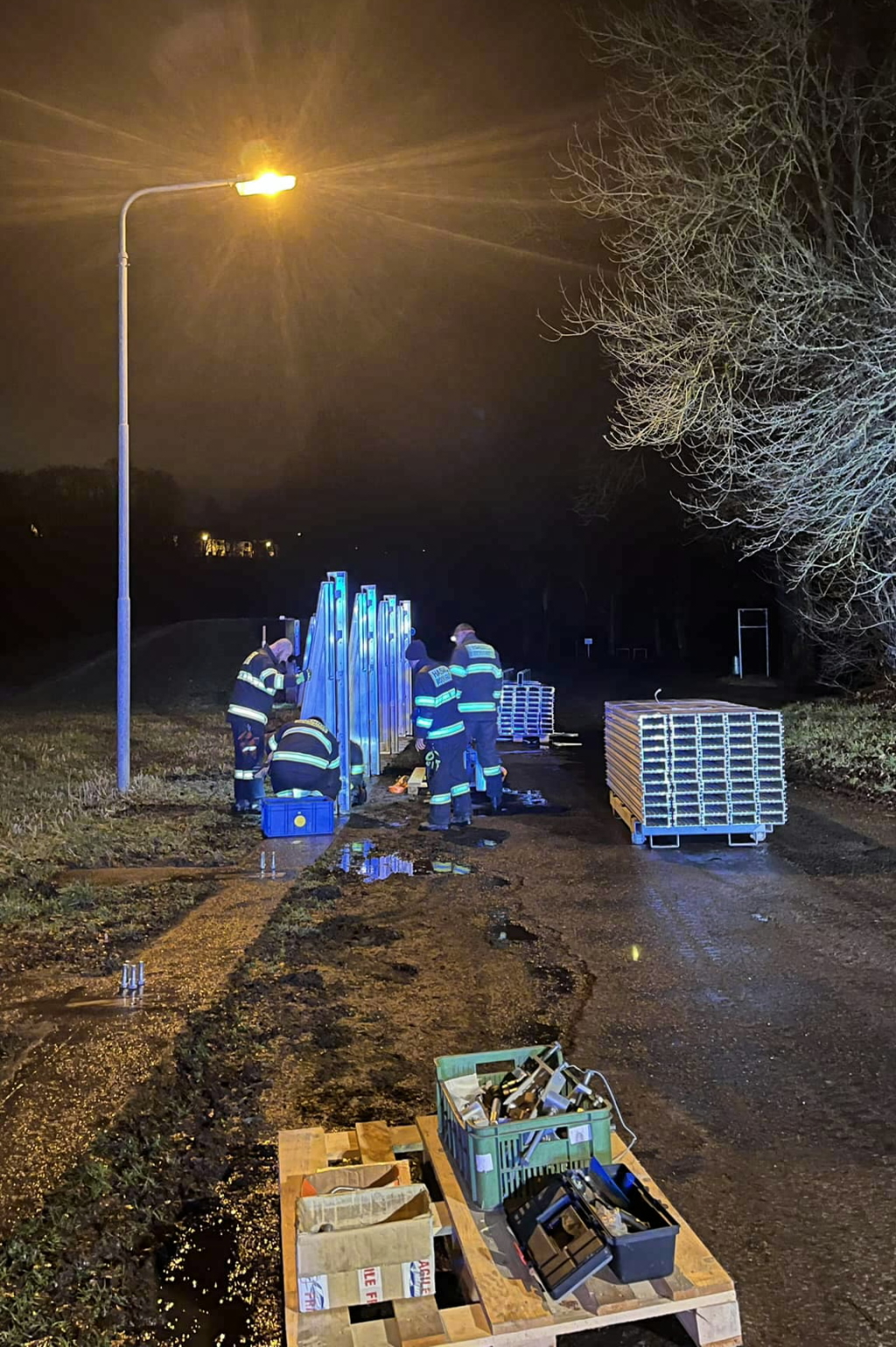 V Mnichově Hradišti hasiči v noci postavili protipovodňovou hráz. Foto: město Mnichovo Hradiště