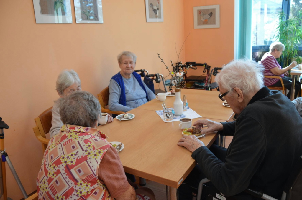 Ve středu se konala tradiční kavárna pro klienty s domácími dobrotami od Lenky Buluškové. Foto: Domov Modrý kámen