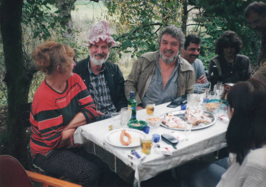 Jaroslav Najman (druhý zleva) během setkání výtvarníků na jeho chatě v Drhlenách, rok 2003. Foto: archiv Jaroslava Najmana