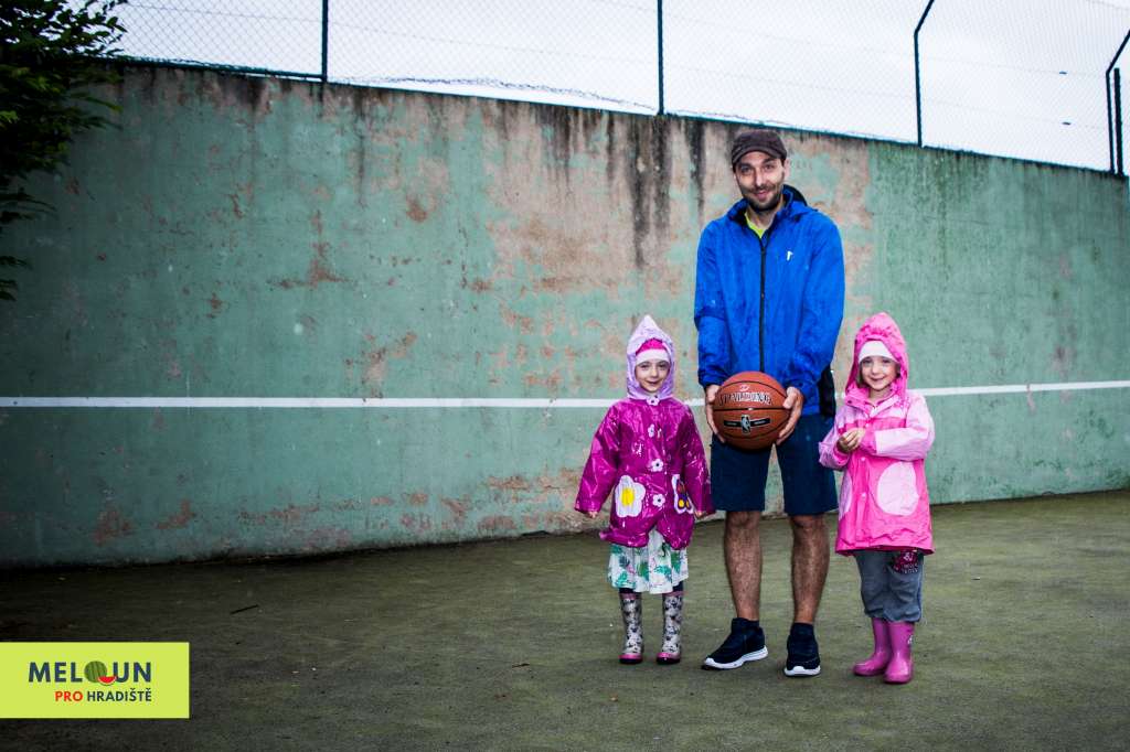 Jan Pleva: Basketbalový koš na hřišti ve Veselé. Foto: Lucie Velichová
