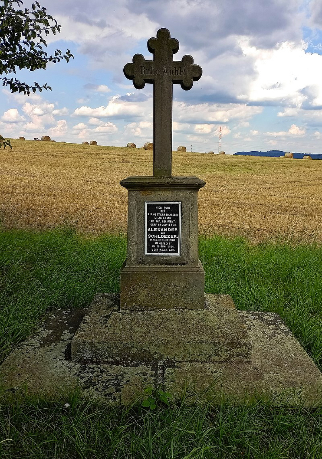 Takto vypadal pomník před zásahem neznámého pachatele. Foto: Eliška Jindříšková, Wikimedia