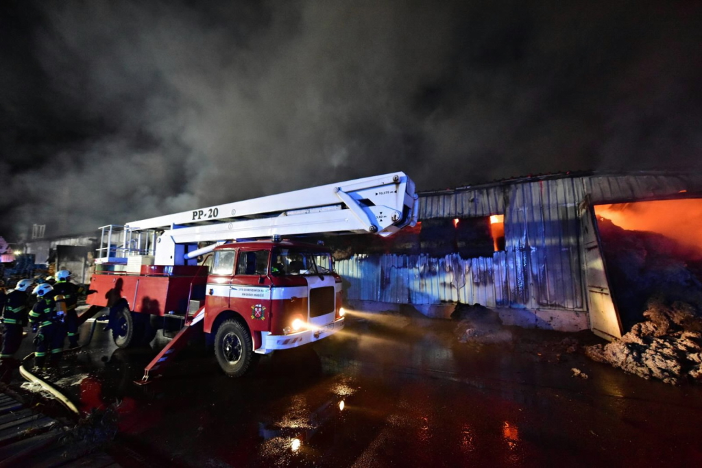 U požáru pomáhala například automobilová plošina na podvozku ŠKODA 706 mnichovohradišťských dobrovolných hasičů. Foto: HZS Libereckého kraje