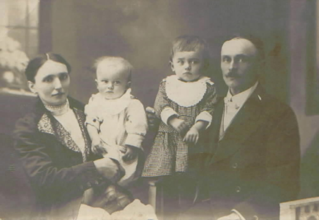S rodiči a starším bratrem. Foto: rodinný archiv