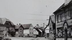 Čp. 4, vpravo radnice, 60. léta 20. století. Foto: archiv autora
