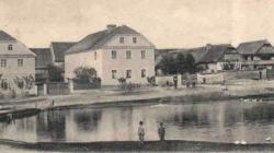 Statek čp. 31 ve Veselé. Budova úplně vlevo. Fotografováno asi v roce 1905. Za Švermů bylo stavení zcela určitě dřevěné, jako stavení napravo