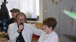 Bývalá televizní hlasatelka Jaroslava Panýrková a zpěvák Vojtěch Šmíd potěšili seniory v Dolním Bousově. Foto: Zdeněk Plešinger