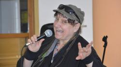 Bývalá televizní hlasatelka Jaroslava Panýrková a zpěvák Vojtěch Šmíd potěšili seniory v Dolním Bousově. Foto: Zdeněk Plešinger