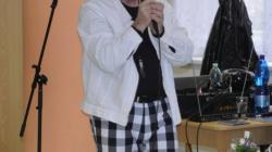 Bývalá televizní hlasatelka Jaroslava Panýrková a zpěvák Vojtěch Šmíd potěšili seniory v Dolním Bousově. Foto: Zdeněk Plešinger