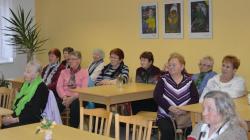 Bývalá televizní hlasatelka Jaroslava Panýrková a zpěvák Vojtěch Šmíd potěšili seniory v Dolním Bousově. Foto: Zdeněk Plešinger