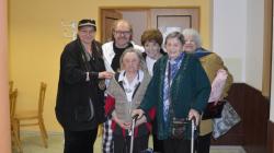 Bývalá televizní hlasatelka Jaroslava Panýrková a zpěvák Vojtěch Šmíd potěšili seniory v Dolním Bousově. Foto: Zdeněk Plešinger