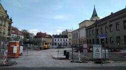 Letos se obyvatelé Mnichova Hradiště dočkají dokončení rekonstrukce severní části náměstí před poštou. Foto: Petr Novák, 4. května 2022