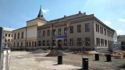 Spolu s náměstím je rekonstruována i budova Klubu. Foto: Petr Novák, 4. května 2022