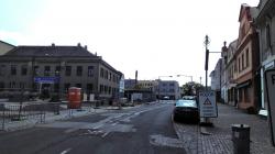 Nové povrchy silnice a chodníku v západní části náměstí v úseku od hotelu U Hroznu po prodejnu látek na rohu Studentské ulice přijdou na řadu patrně až v roce 2024. Foto: Petr Novák, 4. května 2022