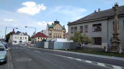 Ve druhé polovině roku 2023 by měl být dokončen asi osm metrů široký pás kolem budovy Klubu, který byl dán k dispozici zhotoviteli rekonstrukce Klubu, a také prostranství kolem morového sloupu. Foto: Petr Novák, 4. května 2022