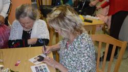 Dalším hostem v DPS v Dolním Bousově byla filmová Popelka Eva Hrušková. Foto: Zdeněk Plešinger