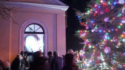 Rozsvícení stromku v Dobré Vodě zpestřili anděli se sladkostmi i pásmo vánočních písní Rezekvítku. Foto: Jitka Bartošová
