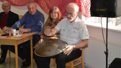 Dalšími umělci, kteří navštívili dům s pečovatelskou službou v Dolním Bousově, byli herec a recitátor Karel Hábl a zpěvák a hráč na hang Jiří Šámal. Foto: Zdeněk Plešinger