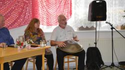 Dalšími umělci, kteří navštívili dům s pečovatelskou službou v Dolním Bousově, byli herec a recitátor Karel Hábl a zpěvák a hráč na hang Jiří Šámal. Foto: Zdeněk Plešinger