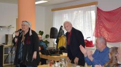 Dalšími umělci, kteří navštívili dům s pečovatelskou službou v Dolním Bousově, byli herec a recitátor Karel Hábl a zpěvák a hráč na hang Jiří Šámal. Foto: Zdeněk Plešinger