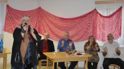 Dalšími umělci, kteří navštívili dům s pečovatelskou službou v Dolním Bousově, byli herec a recitátor Karel Hábl a zpěvák a hráč na hang Jiří Šámal. Foto: Zdeněk Plešinger