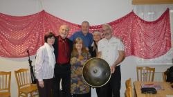 Dalšími umělci, kteří navštívili dům s pečovatelskou službou v Dolním Bousově, byli herec a recitátor Karel Hábl a zpěvák a hráč na hang Jiří Šámal. Foto: Zdeněk Plešinger