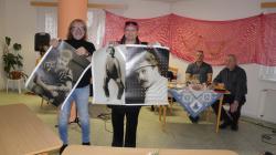 Kaskadér Rudolf Bok a zpěvák Vojtěch Šmíd v Dolním Bousově. Foto: Zdeněk Plešinger