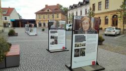Na mnichovohradišťském náměstí můžete po celý říjen vidět výstavu představující příběhy z dob války, okupace a totality. Foto: Petr Novák