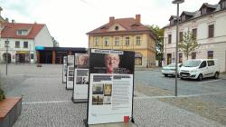 Na mnichovohradišťském náměstí můžete po celý říjen vidět výstavu představující příběhy z dob války, okupace a totality. Foto: Petr Novák