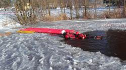 Mrazivé počasí pomohlo hasičům. Trénovali záchranu osob ze zamrzlé vodní hladiny. Foto: HZS Středočeského kraje