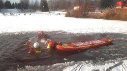 Mrazivé počasí pomohlo hasičům. Trénovali záchranu osob ze zamrzlé vodní hladiny. Foto: HZS Středočeského kraje