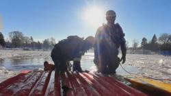 Mrazivé počasí pomohlo hasičům. Trénovali záchranu osob ze zamrzlé vodní hladiny. Foto: HZS Středočeského kraje