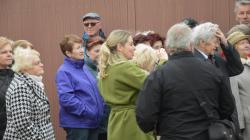 V Dolním Bousově byla odhalena pamětní deska Josefa Valenty. Následoval křest knihy o ochotnickém divadle a beseda se Sabinou Laurinovou. Foto: Zdeněk Plešinger