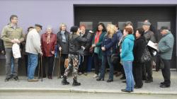 V Dolním Bousově byla odhalena pamětní deska Josefa Valenty. Následoval křest knihy o ochotnickém divadle a beseda se Sabinou Laurinovou. Foto: Zdeněk Plešinger