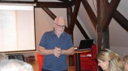 V Dolním Bousově byla odhalena pamětní deska Josefa Valenty. Následoval křest knihy o ochotnickém divadle a beseda se Sabinou Laurinovou. Foto: Zdeněk Plešinger