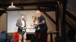 V Dolním Bousově byla odhalena pamětní deska Josefa Valenty. Následoval křest knihy o ochotnickém divadle a beseda se Sabinou Laurinovou. Foto: Zdeněk Plešinger