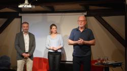 V Dolním Bousově byla odhalena pamětní deska Josefa Valenty. Následoval křest knihy o ochotnickém divadle a beseda se Sabinou Laurinovou. Foto: Zdeněk Plešinger