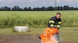 Hasiči názorně ukázali, co se stane, pokud se pokusíte hasit vodou hořící olej na pánvi.​ Foto: Petr Novák