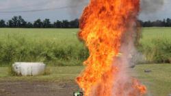 Voda se okamžitě odpaří a vezme s sebou i kapičky oleje, které vytvoří nad pánví velkou hořící kouli. Foto: Petr Novák