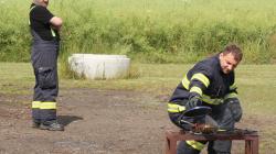 Nejbezpečnější způsob hašení hořícího oleje je opatrně zakrýt pánev pokličkou. Foto: Petr Novák