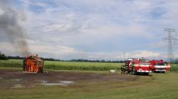 Ukázka hašení požáru „školy“. Foto: Petr Novák
