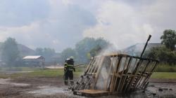 Ukázka hašení požáru „školy“. Foto: Petr Novák