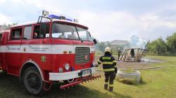 Ukázka hašení požáru „školy“. Foto: Petr Novák